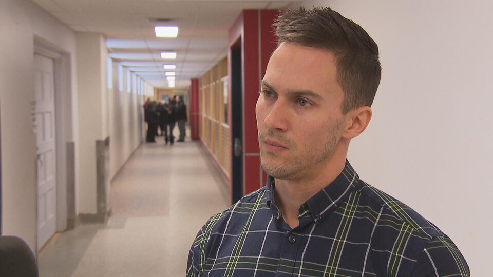 Le directeur général du Conseil des Abénakis de Wôlinak, Dave Bernard, dans un couloir.