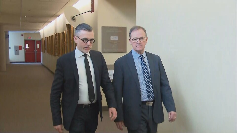 Me Dave Kimpton, procureur aux enquêtes publiques, discute avec le témoin expert François Gingras de l'École nationale de police du Québec.