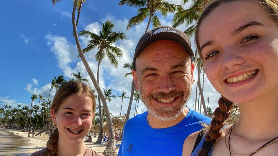 David Bombardier avec ses filles en République dominicaine.