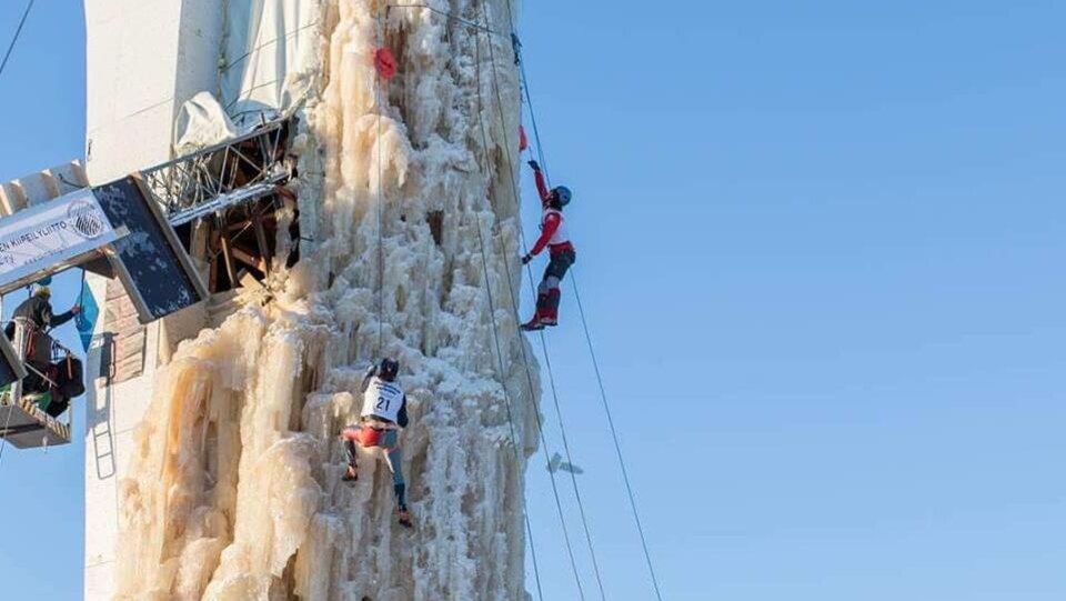 David Bouffard en train d'escalader une tour de glace lors d'une compétition à Oulu, en Finlande.