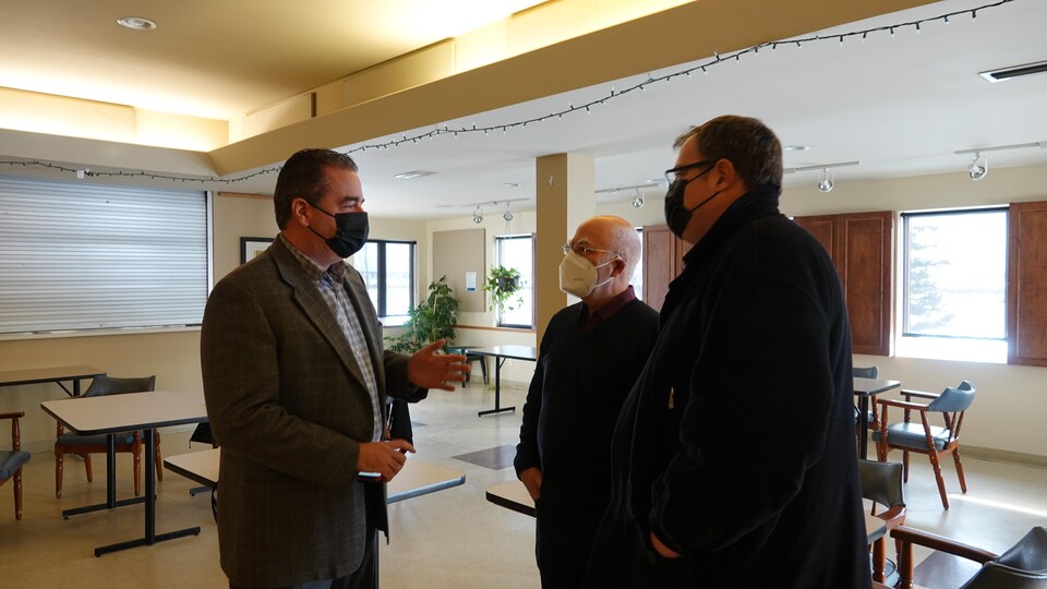 Le porte-parole de l’opposition officielle en matière de santé, Jean-Claude D’Amours, 
le chef du Parti vert du Nouveau-Brunswick, David Coon et le porte-parole de l'opposition en matière de francophonie Benoît Bourque, discutent ensemble. 
