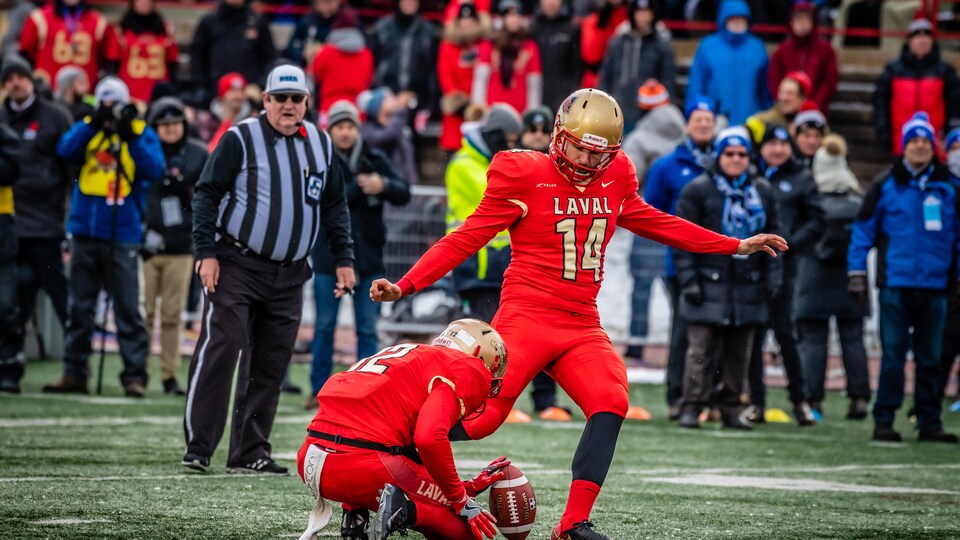 David Côté s'élance pour un botté durant un match du Rouge et Or