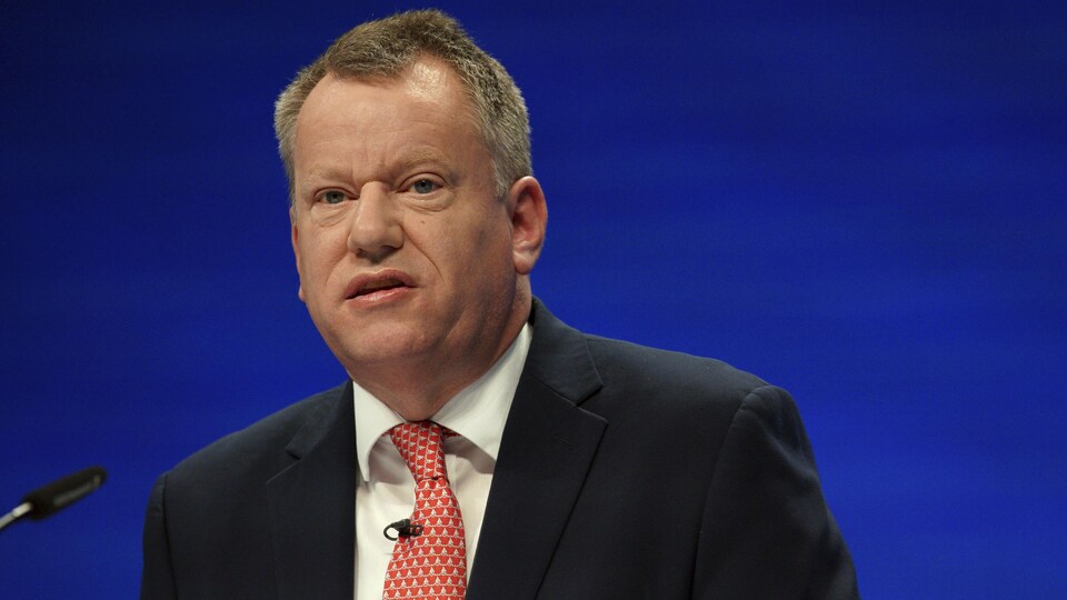 David Frost sur une tribune. 