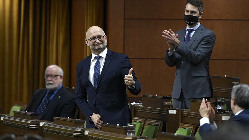 David Lametti debout à la Chambre des communes, le pouce en l'air.