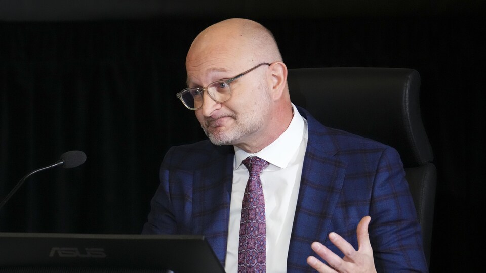 Le ministre Lametti témoignant devant la commission Rouleau.