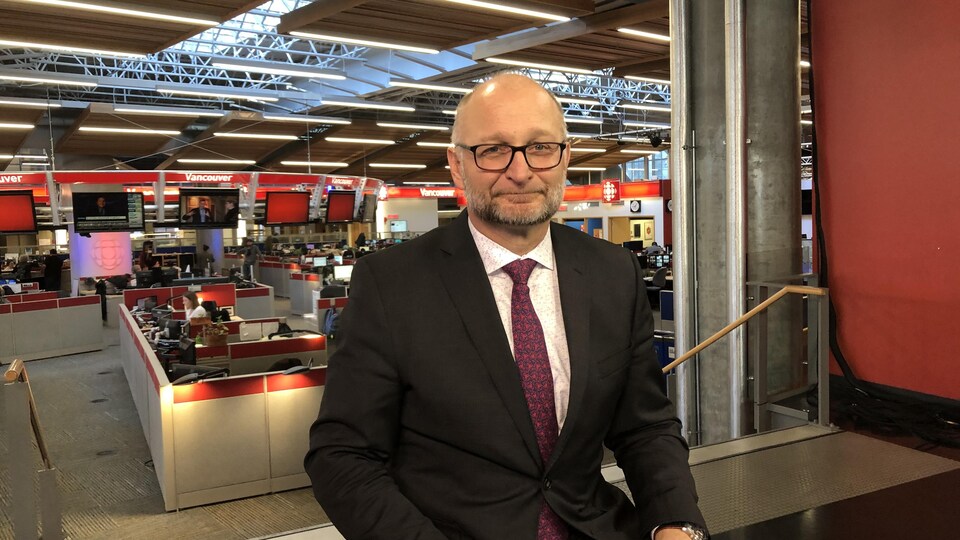 Le ministre de la justice David Lametti se tient dans la salle des nouvelles de Radio-Canada à Vancouver.
