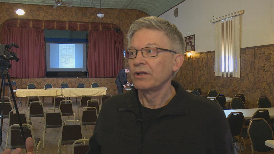 David Leadbeater accorde une entrevue.