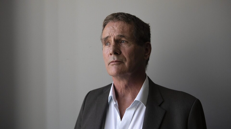 David Milgaard sur un fond gris