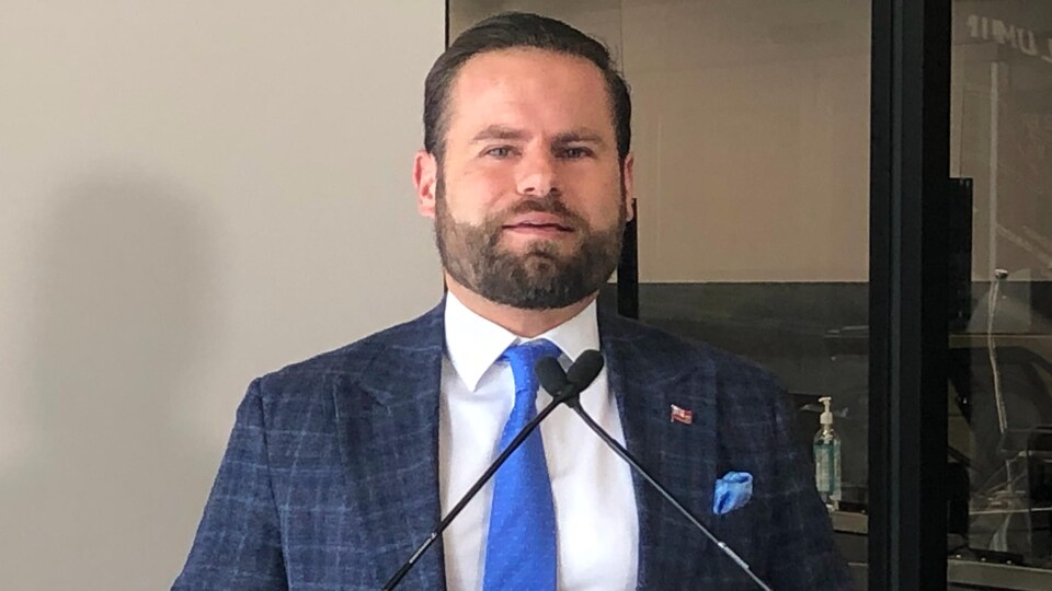 Le ministre ontarien de l'Environnement, de la Protection de la nature et des Parcs, David Piccini, lors d'une conférence de presse en mars 2022.