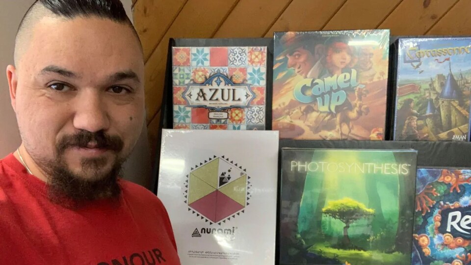 Un homme avec des jeux de société.