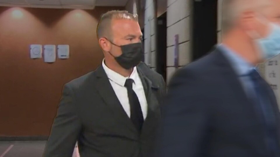 David Ross sort d'une salle d'audience au palais de justice de Montréal.