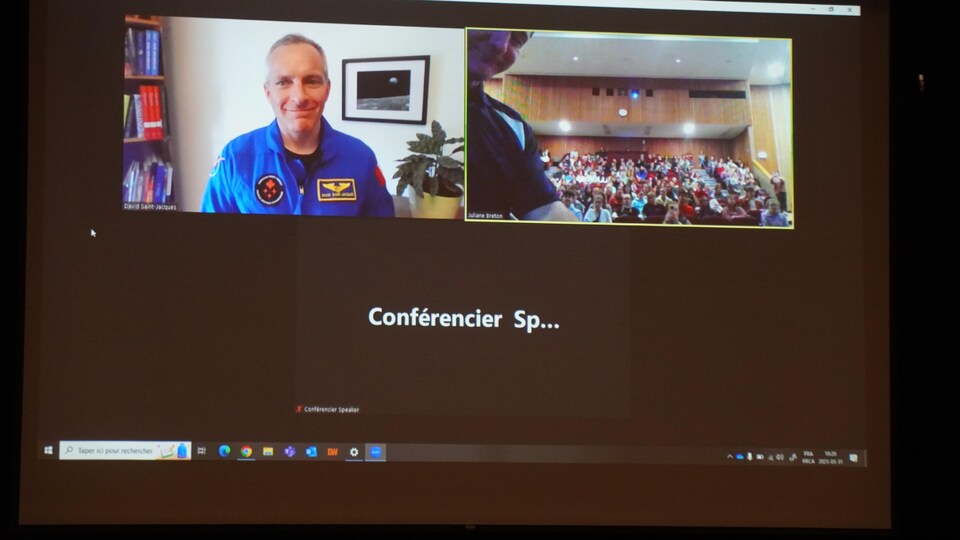 Un astronaute en conférence virtuel avec des élèves.