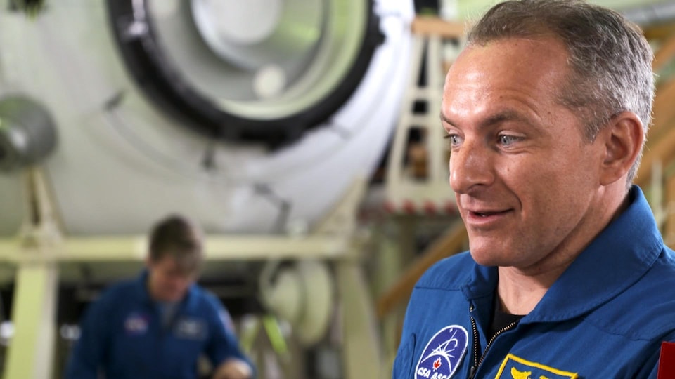 David Saint-Jacques parle à la caméra dans la Cité des étoiles, le centre d'entraînement des astronautes russes.