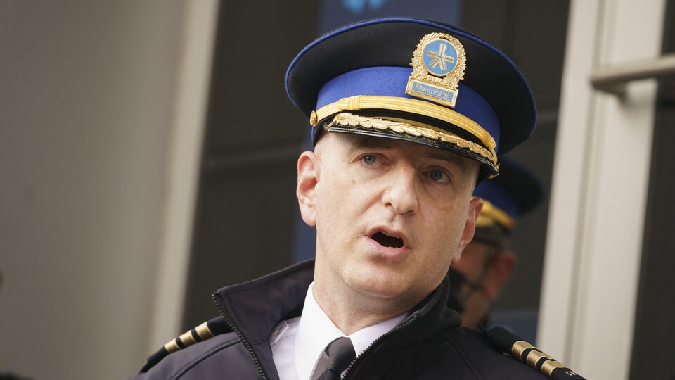 Gros plan de l'inspecteur David Shane.