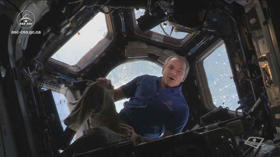 L'astronaute David Saint-Jacques en apesanteur.