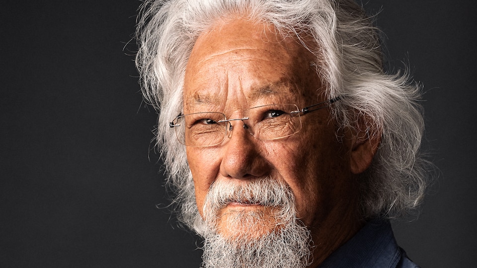 David Suzuki pose avec des lunettes de vue.