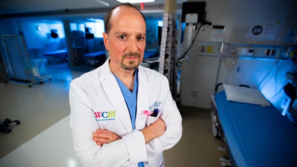 Dr David Urbach dans une salle d'opération. 