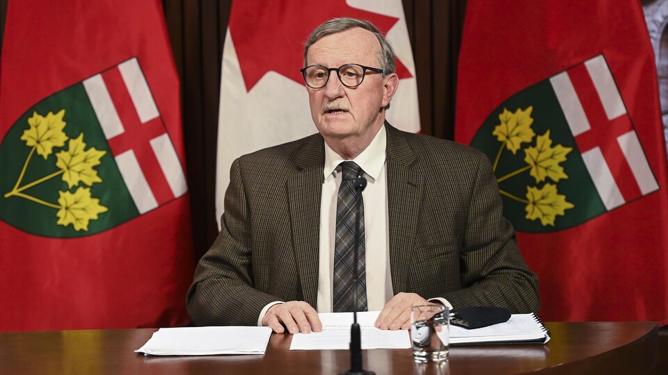 Le Dr David Williams, médecin hygiéniste en chef de l'Ontario, en conférence de presse.
