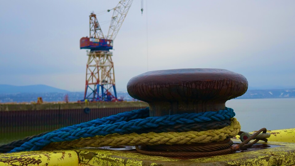 Une grue sur un des quais au chantier Davie.