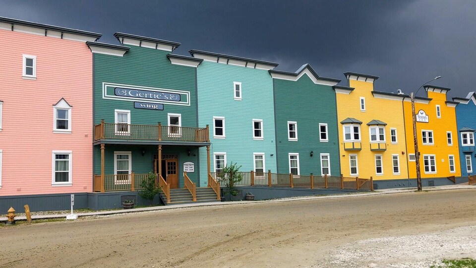 Des immeubles colorés appartenant à un hôtel.
