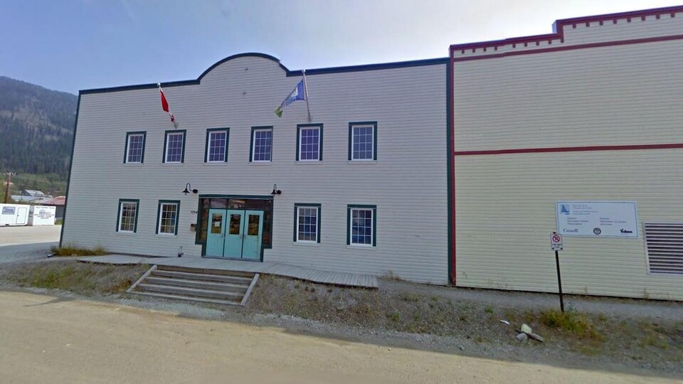 Un édifice fermé dans une rue au Yukon.
