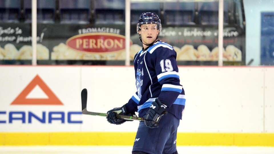 L'attaquant Dawson Mercer se trouve sur la glace.