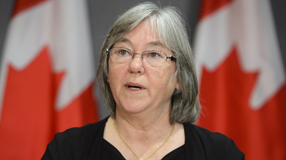 Mme Schulte devant deux unifoliés.