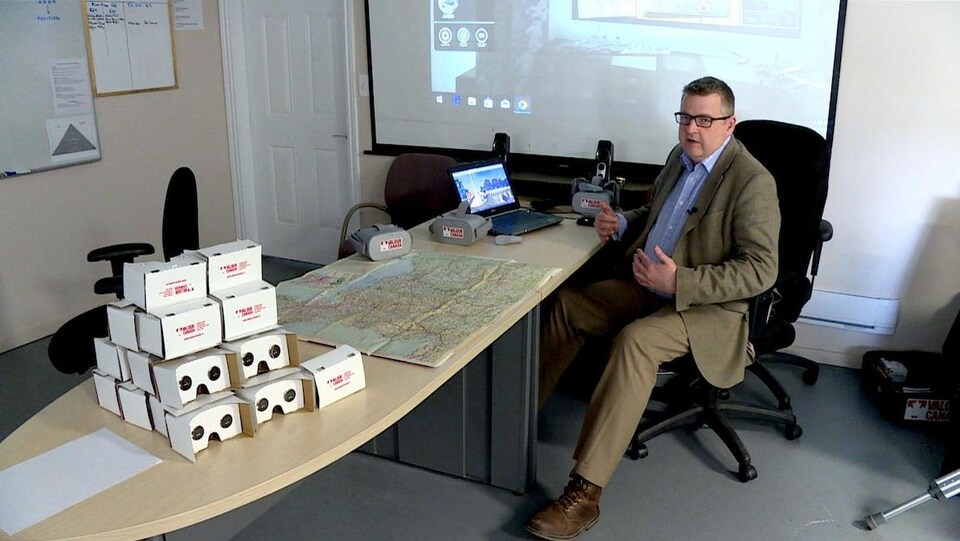 Peter Boyle installé à son bureau avec des casques de réalité virtuelle sur son bureau