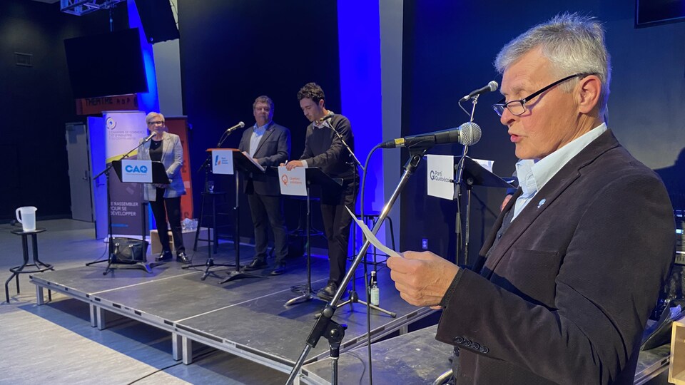 François Lemire s'adresse aux quatre candidats pendant le débat.