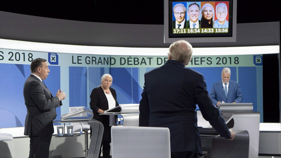 François Legault parle et ses adversaires Manon Massé, Jean-François Lisée et Philippe Couillard écoutent, sur un plateau de télévision.