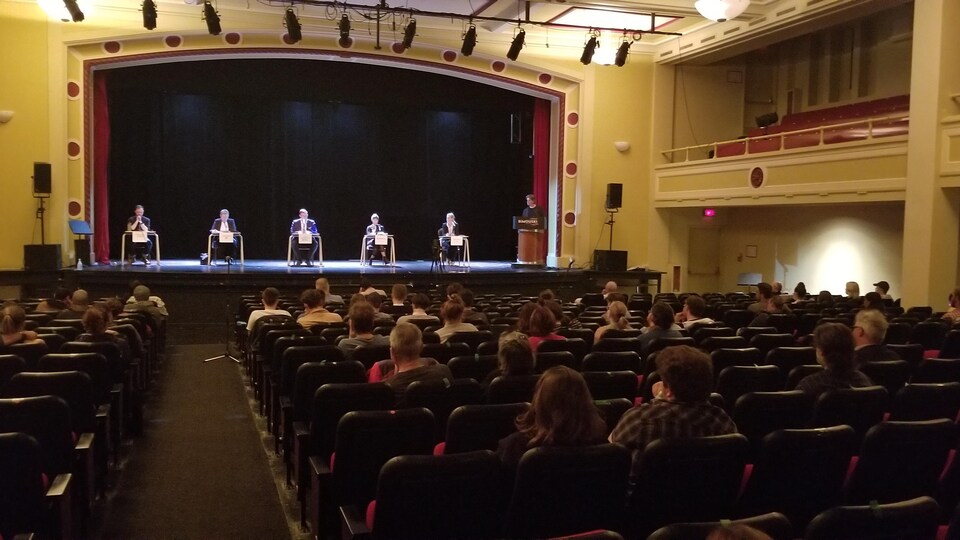 Quelques dizaines de personnes écoutent le débat dans la salle Georges-Beaulieu du Cégep de Rimouski.