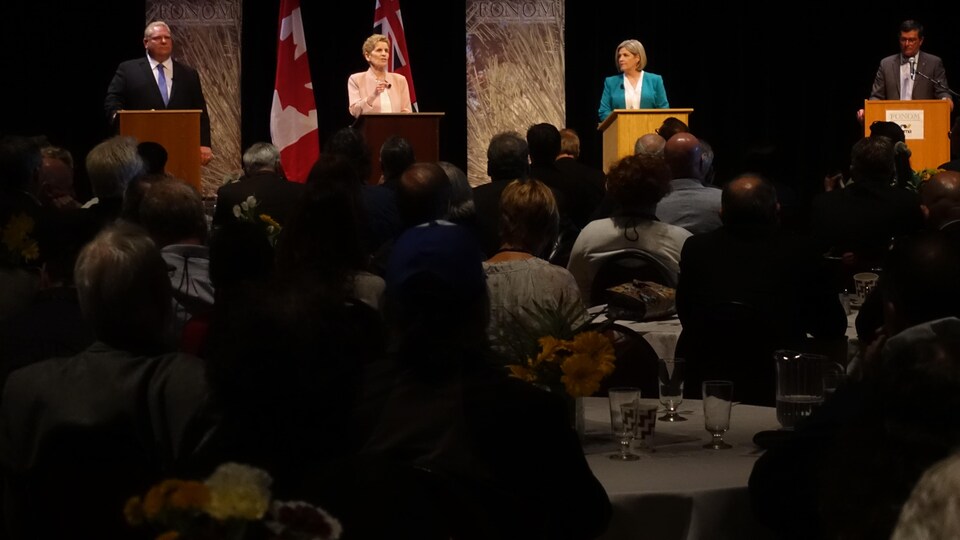 Les chefs Doug Ford, Kathleen Wynne et Andrea Horwath lors du deuxième débat à Parry Sound, au nord de Toronto.