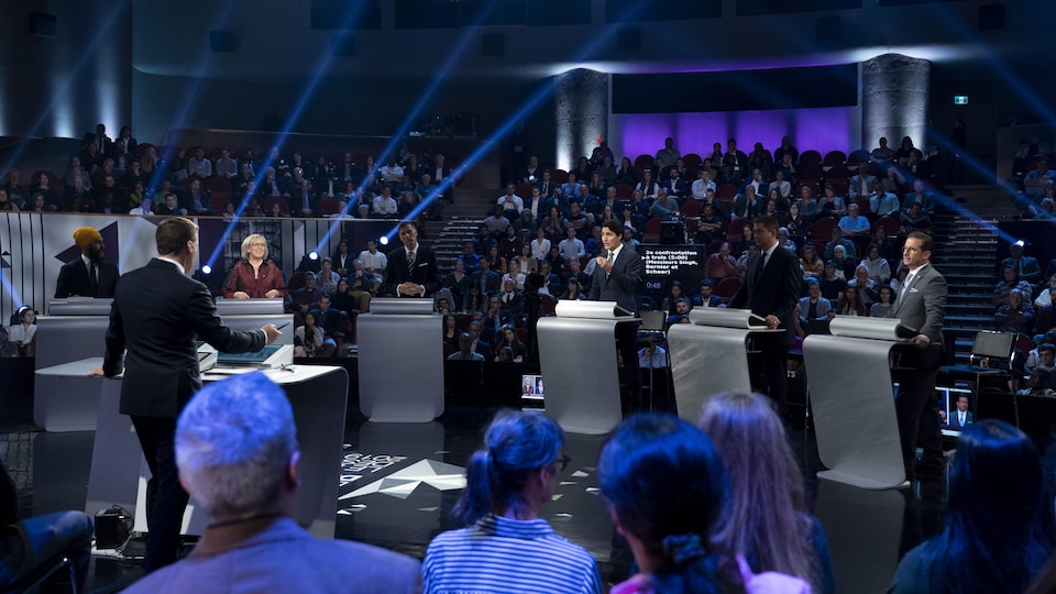 Jagmeet Singh, Elizabeth May, Maxime Bernier, Justin Trudeau, Andrew Scheer et Yves-François Blanchet sur le plateau du débat.