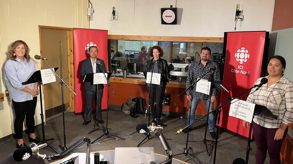 Les cinq candidats dans le studio radio de Radio-Canada à Sept-Îles.