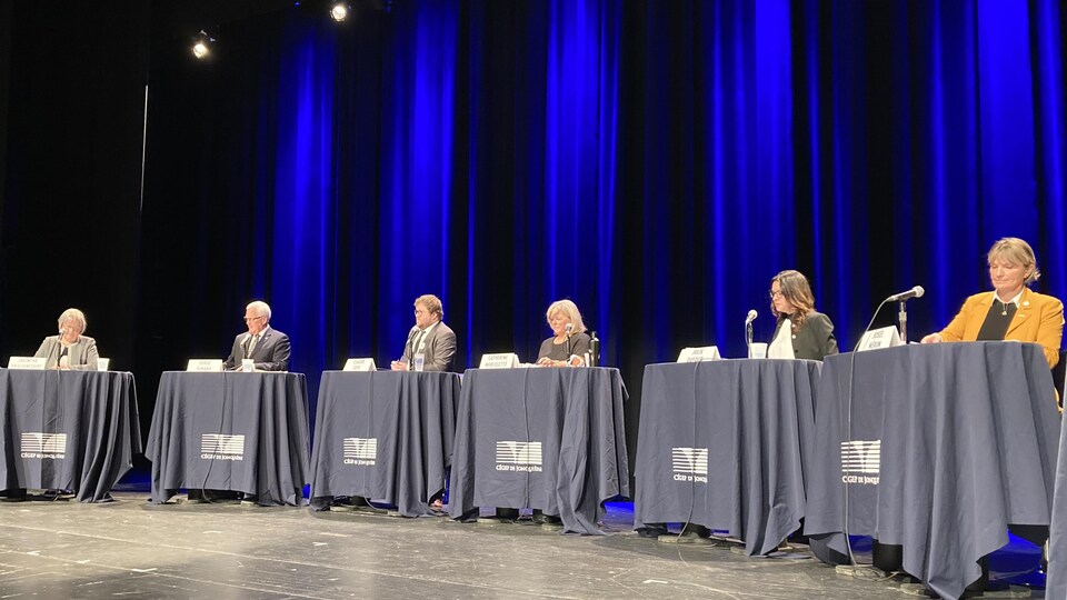 Jacinthe Vaillancourt, Serge Simard, Claude Côté, Catherine Morissette, Julie Dufour et Josée Néron se préparent à débattre.