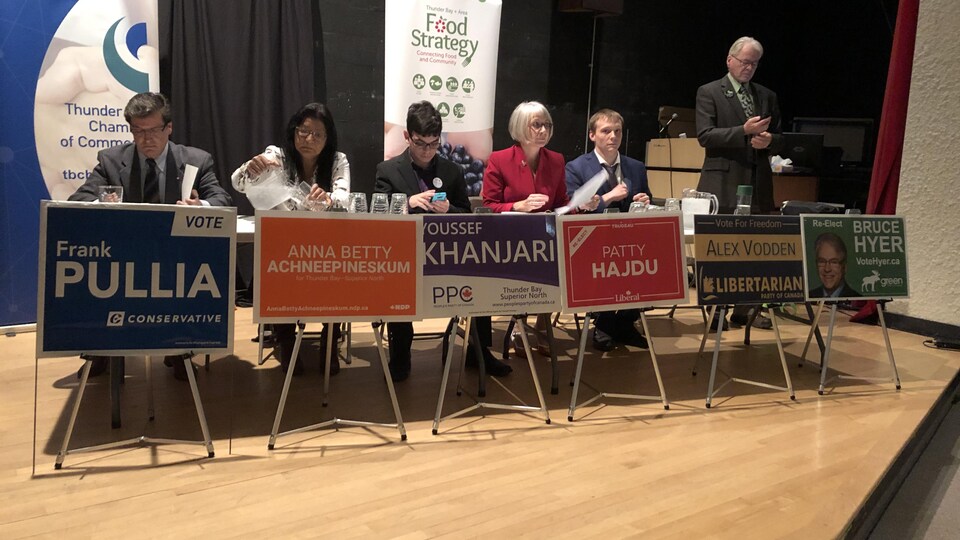 Les candidats de six partis se préparent à un débat.