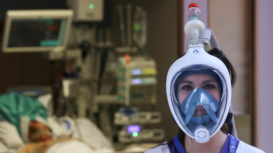 Une infirmière utilise un masque de plongée Décathlon.