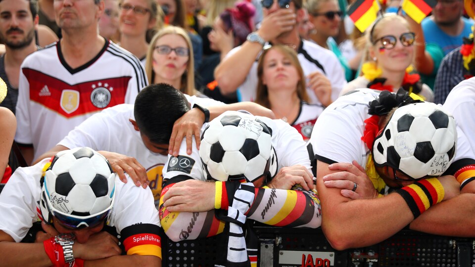 La foule est déçue par la défaite de l'Allemagne à la Coupe du monde.