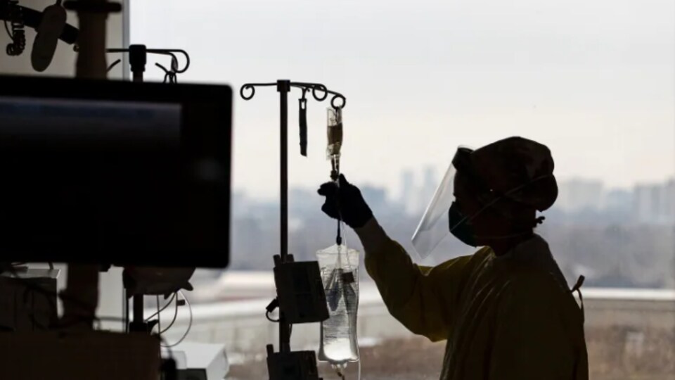 Une infirmière travaille aux soins intensifs de l'hôpital Humber River.