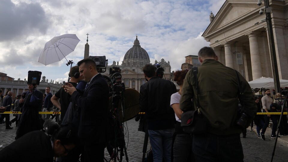 Des journalistes sur la place Saint-Pierre, au Vatican, le samedi 31 décembre 2022. 