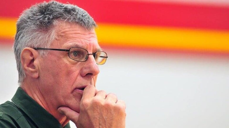 Rich Goulet regarde intensément jouer son équipe.