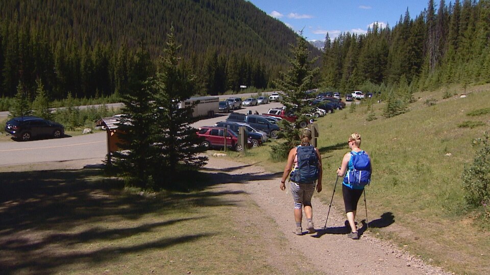 Parcs Alberta conseille aux randonneurs d'éviter certaines applications sur  leur téléphone 