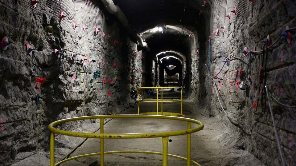 Un tunnel creusé dans la pierre.