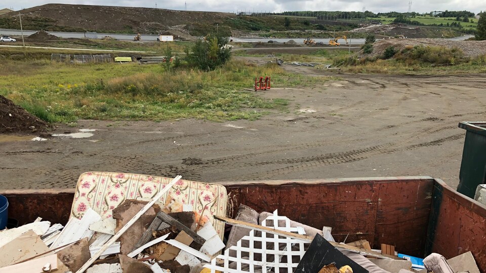 Un conteneur de déchets devant le site d'enfouissement technique de Rimouski.
