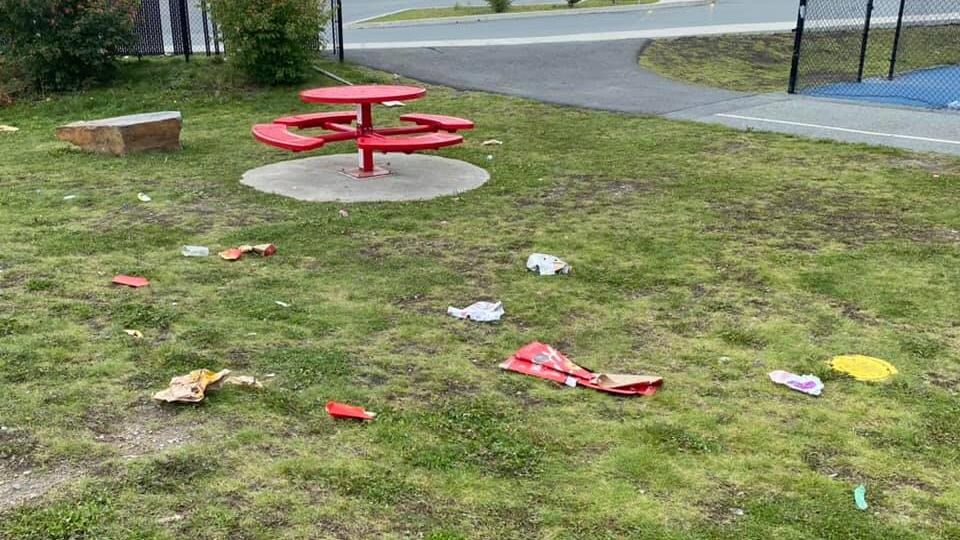 Des déchets sur le sol d'un parc.