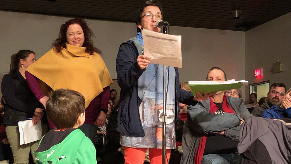 Au micro, l'instigatrice du mouvement rimouskois lié au dépôt de la Déclaration citoyenne universelle d'urgence climatique, Patricia Posadas.