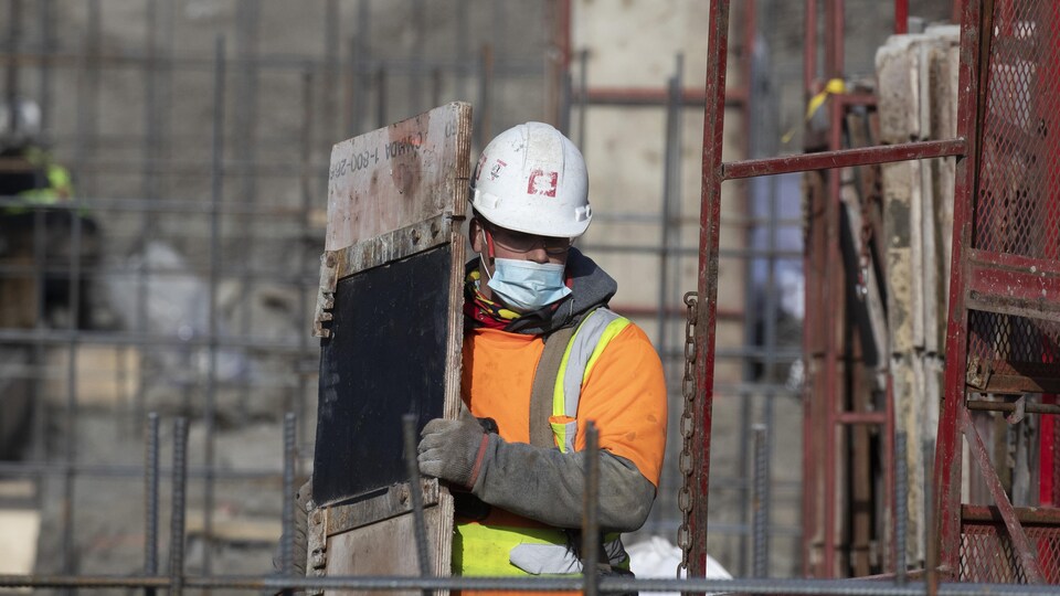 Un ouvrier portant un masque sur un chantier.