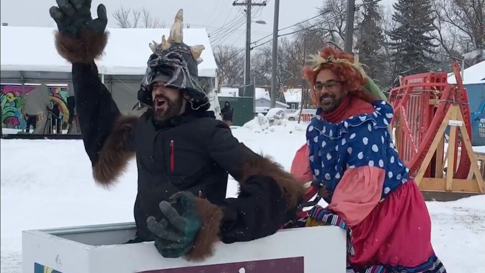 Des hommes costumés dans un paysage hivernal.
