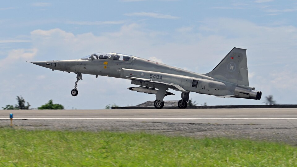 Un avion de chasse F-5F Tiger II de l'armée de l'air taïwanaise de fabrication américaine décolle pour une démonstration de vol. 