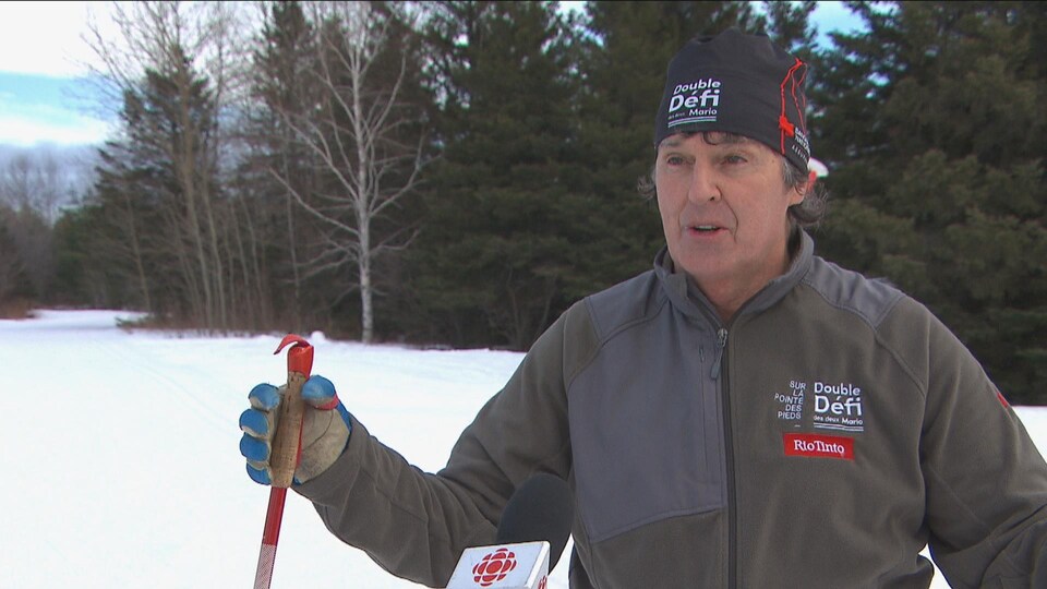 Un homme qui fait du ski de fond donne une entrevue.